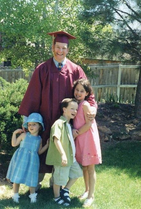 This Family Took The Same Graduation Photo For 14 Years (4 pics)