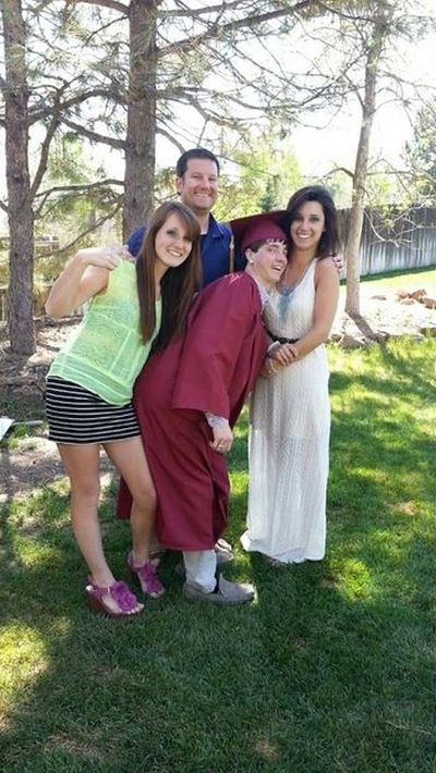 This Family Took The Same Graduation Photo For 14 Years (4 pics)
