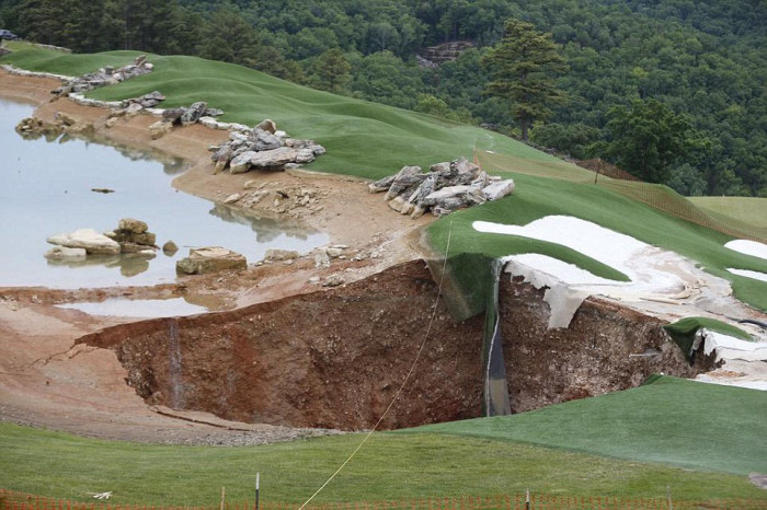 Missouri Golf Course Gets Swallowed By A Sinkhole That's 35 Feet Deep  (4 pics)