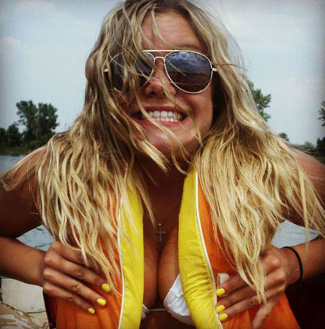 Reasons Why Summer Is Not A Fun Season For Girls With Big Boobs (23 pics)