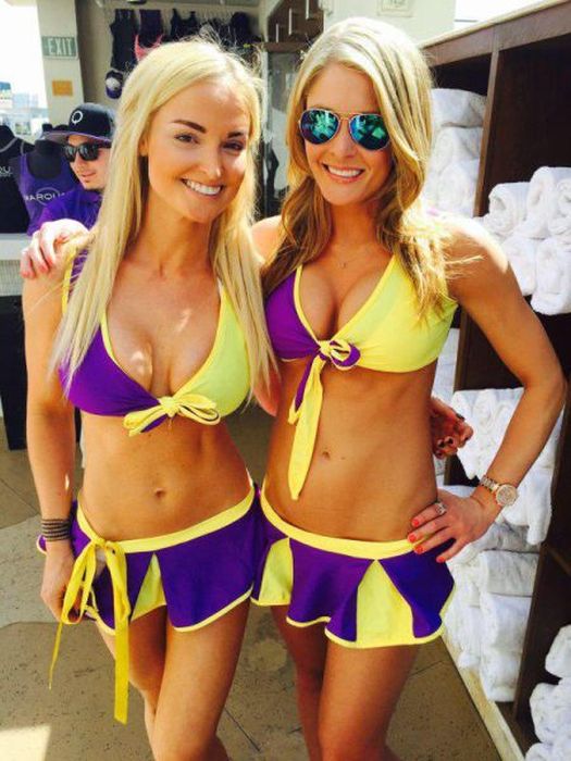 Busty Girls Know How To Get Your Attention (38 pics)