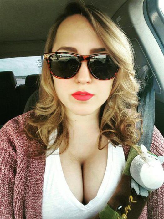 Busty Girls Know How To Get Your Attention (38 pics)