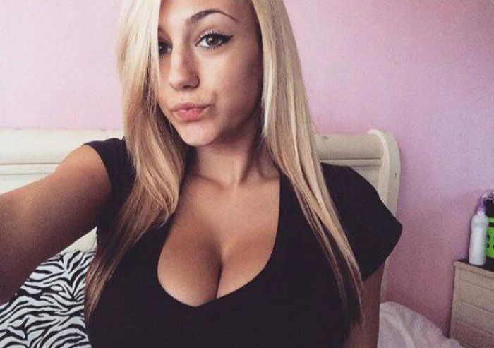 Busty Girls Know How To Get Your Attention (38 pics)