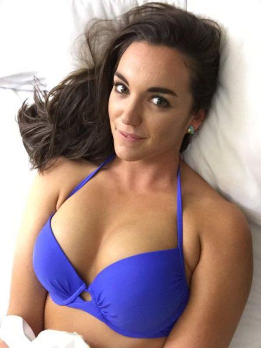 Busty Girls Know How To Get Your Attention (38 pics)