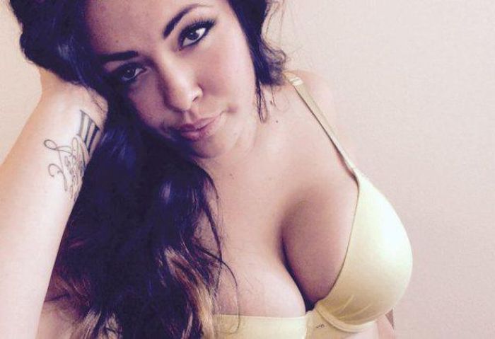 Busty Girls Know How To Get Your Attention (38 pics)