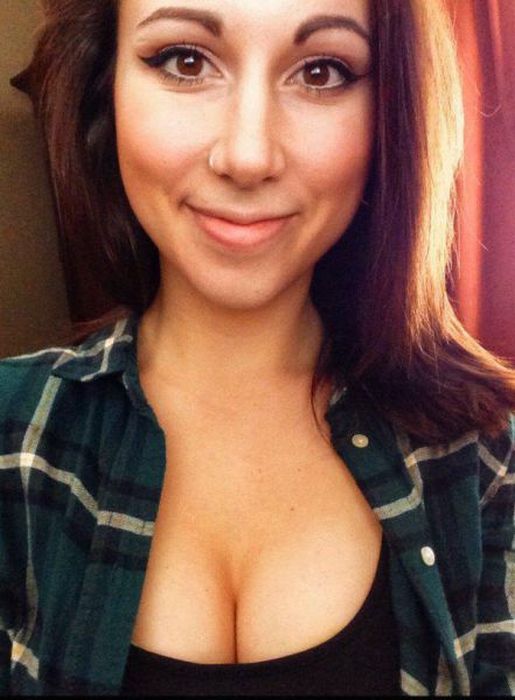 Busty Girls Know How To Get Your Attention (38 pics)