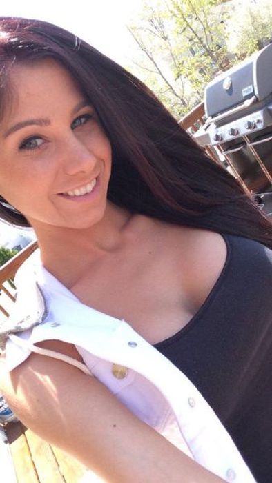Busty Girls Know How To Get Your Attention (38 pics)
