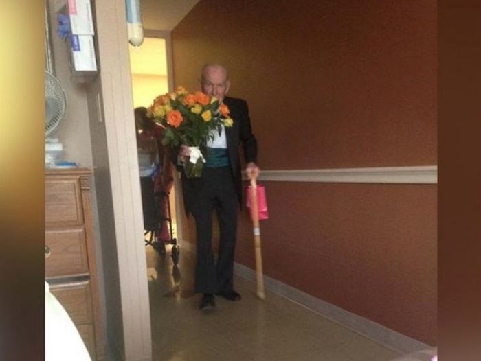 Man Gets Dressed Up On 57th Wedding Anniversary And Surprises His Wife (2 pics)
