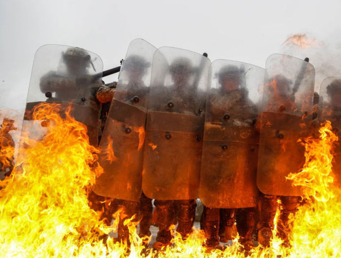 Military Units Face A Real Fire Fight While Training (25 pics)