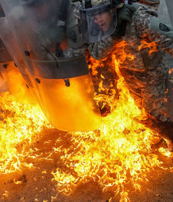 Military Units Face A Real Fire Fight While Training (25 pics)
