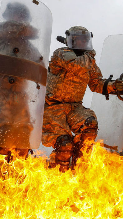 Military Units Face A Real Fire Fight While Training (25 pics)