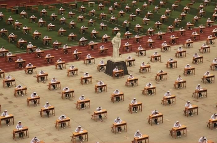 Hopeful Nurses Take A Massive Exam In China (4 pics)