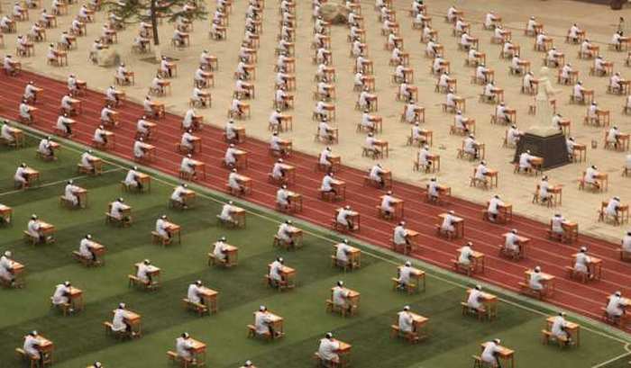 Hopeful Nurses Take A Massive Exam In China (4 pics)