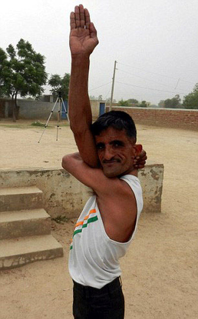 This Indian Man Holds A World Record Thanks To His Rubber Arms (6 pics)