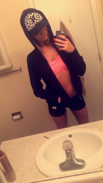 You're Going To Want To Hit The Gym After Seeing These Girls In Sports Bras (38 pics)