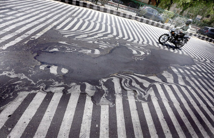 Extreme Heat Is Melting The Roads In New Delhi (4 pics)