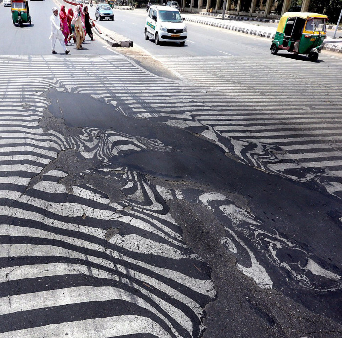 Extreme Heat Is Melting The Roads In New Delhi (4 pics)