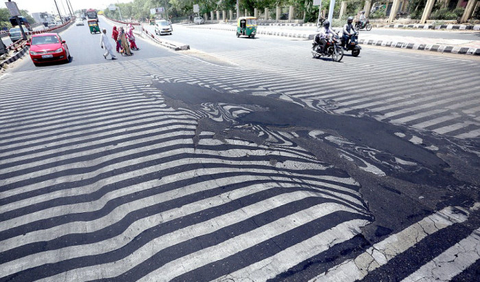 Extreme Heat Is Melting The Roads In New Delhi (4 pics)