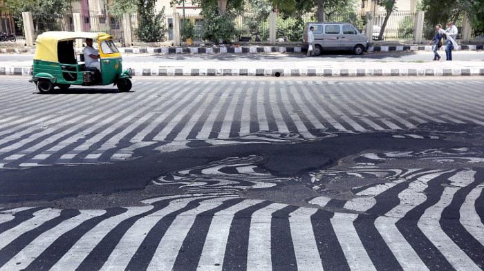 Extreme Heat Is Melting The Roads In New Delhi (4 pics)