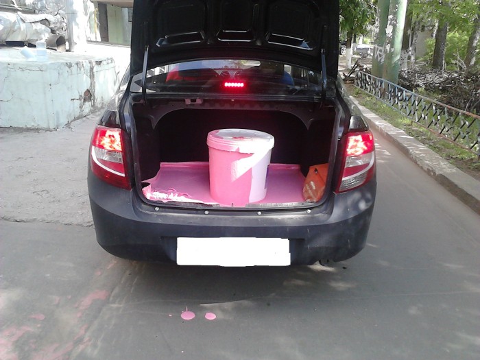 How Turn Your Car's Trunk Pink (2 pics)