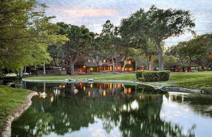 Michael Jackson's Neverland Ranch Is On The Market For $100 Million (21 pics)