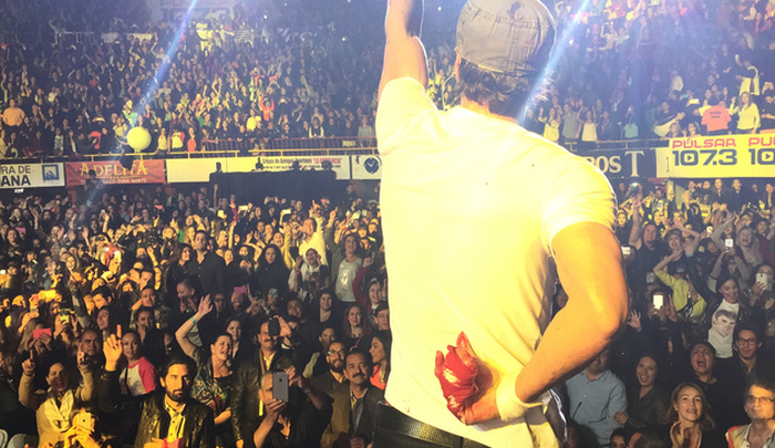 Enrique Iglesias Got His Fingers Sliced Open By A Drone During A Concert (8 pics)
