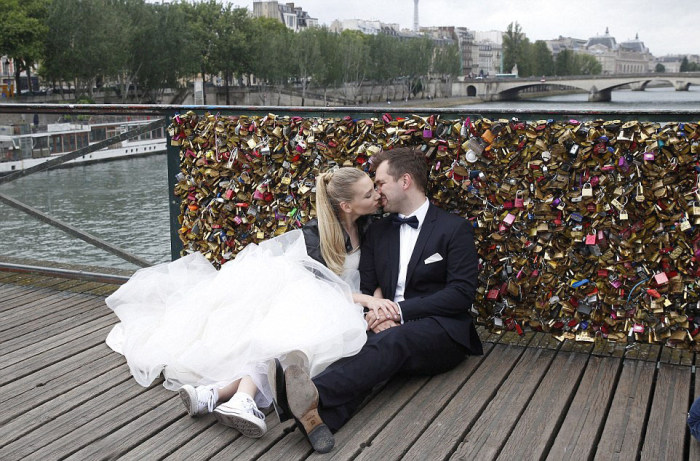 Paris Has Removed Thousands Of Padlocks From The Pont des Arts Bridge (20 pics)