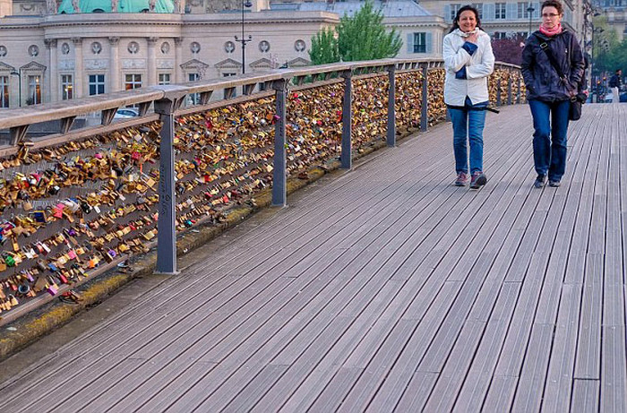 Paris Has Removed Thousands Of Padlocks From The Pont des Arts Bridge (20 pics)