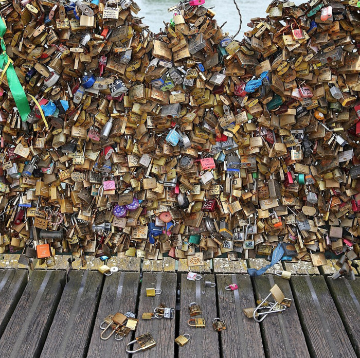 Paris Has Removed Thousands Of Padlocks From The Pont des Arts Bridge (20 pics)