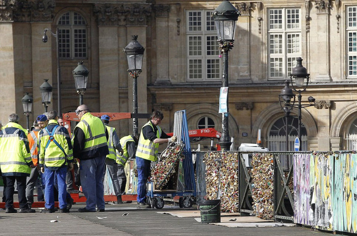 Paris Has Removed Thousands Of Padlocks From The Pont des Arts Bridge (20 pics)