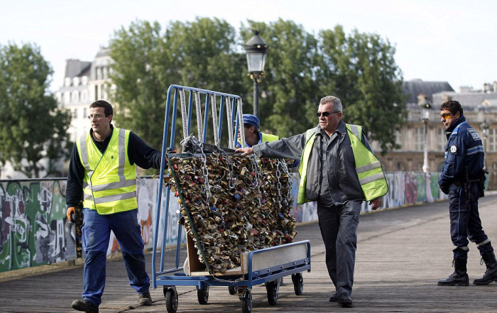 Paris Has Removed Thousands Of Padlocks From The Pont des Arts Bridge (20 pics)