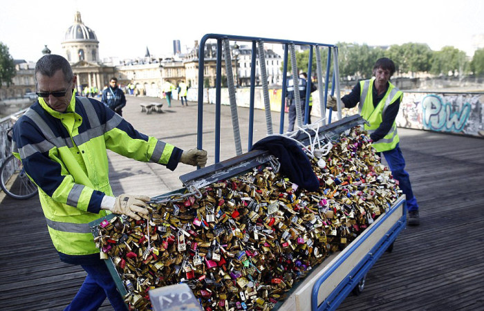 Paris Has Removed Thousands Of Padlocks From The Pont des Arts Bridge (20 pics)