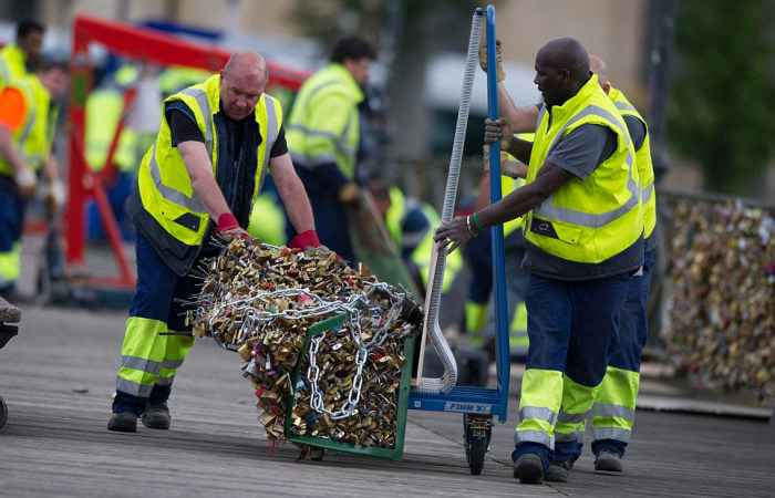 Paris Has Removed Thousands Of Padlocks From The Pont des Arts Bridge (20 pics)