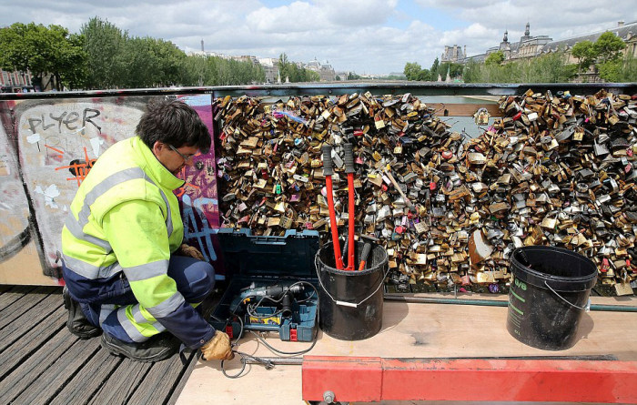 Paris Has Removed Thousands Of Padlocks From The Pont des Arts Bridge (20 pics)