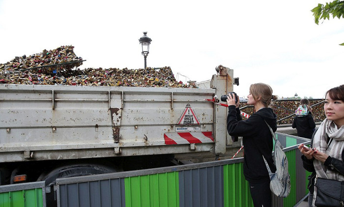 Paris Has Removed Thousands Of Padlocks From The Pont des Arts Bridge (20 pics)