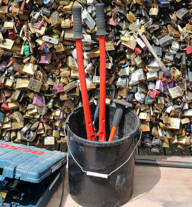 Paris Has Removed Thousands Of Padlocks From The Pont des Arts Bridge (20 pics)