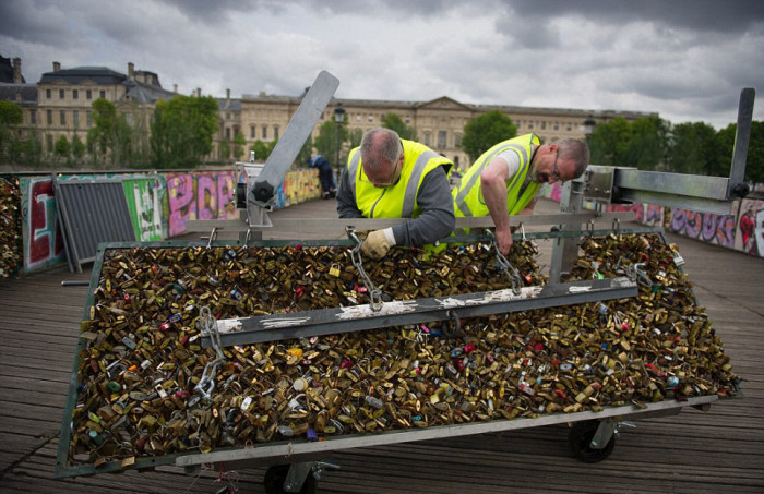 Paris Has Removed Thousands Of Padlocks From The Pont des Arts Bridge (20 pics)