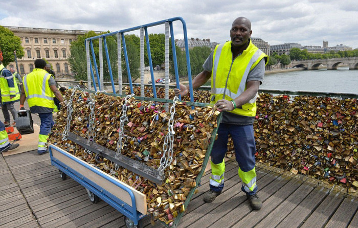 Paris Has Removed Thousands Of Padlocks From The Pont des Arts Bridge (20 pics)