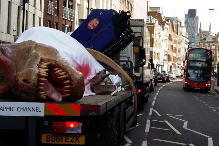 Why Is There A T-Rex On The Back Of A Truck In London? (10 pics)