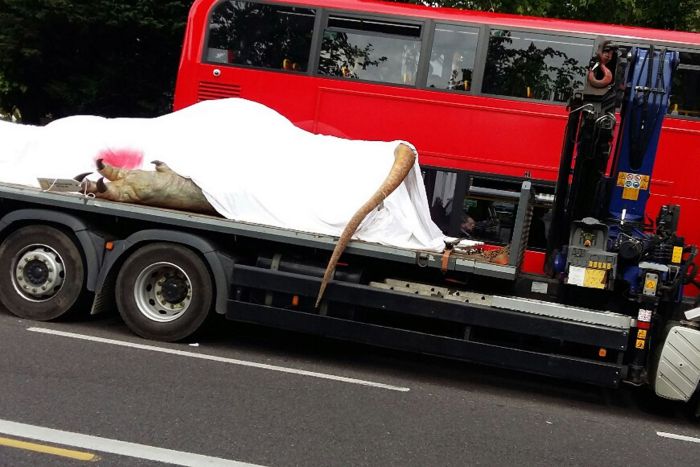 Why Is There A T-Rex On The Back Of A Truck In London? (10 pics)