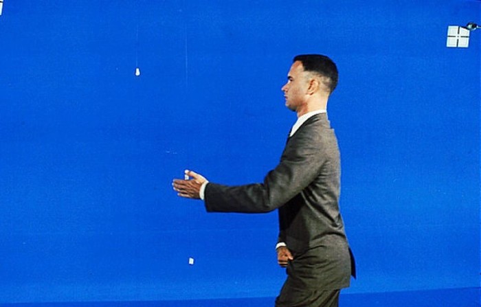 Tom Hanks Shakes Hands With John F. Kennedy On The Set Of Forrest Gump (2 pics)