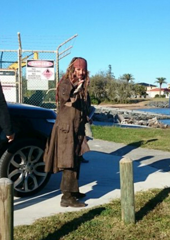 Johnny Depp Takes Time To Meet Fans While Dressed As Jack Sparrow  (8 pics)