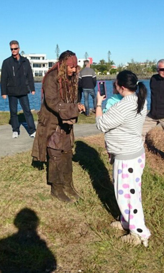 Johnny Depp Takes Time To Meet Fans While Dressed As Jack Sparrow  (8 pics)