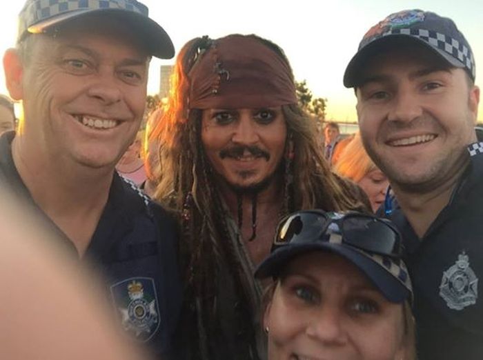 Johnny Depp Takes Time To Meet Fans While Dressed As Jack Sparrow  (8 pics)