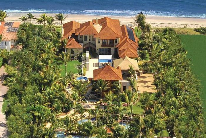 This Seafront Mansion In Florida Is Absolutely Stunning (16 pics)