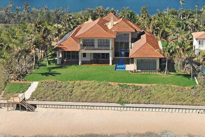 This Seafront Mansion In Florida Is Absolutely Stunning (16 pics)