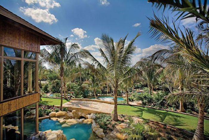 This Seafront Mansion In Florida Is Absolutely Stunning (16 pics)