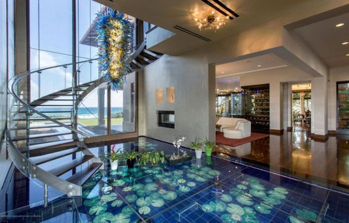 This Seafront Mansion In Florida Is Absolutely Stunning (16 pics)