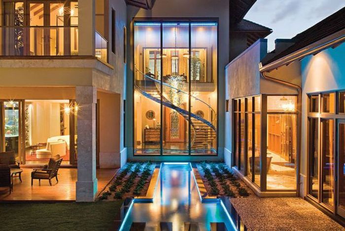 This Seafront Mansion In Florida Is Absolutely Stunning (16 pics)