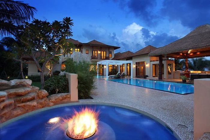 This Seafront Mansion In Florida Is Absolutely Stunning (16 pics)
